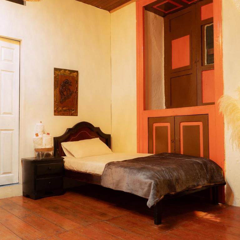 Hotel Colonial Abejorral - Habitación Familiar con baño privado - 4