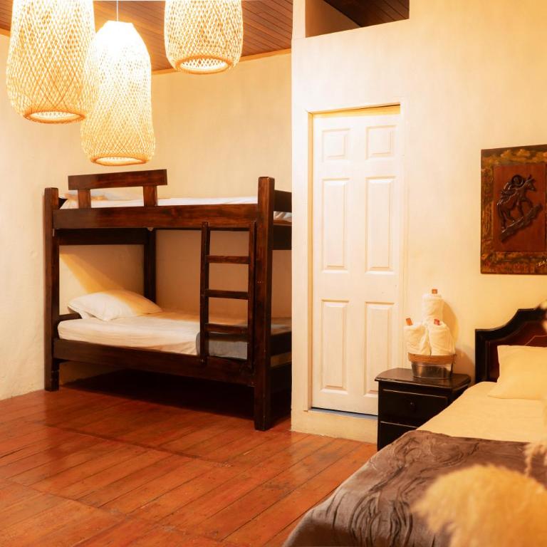 Hotel Colonial Abejorral - Habitación Familiar con baño privado - 2