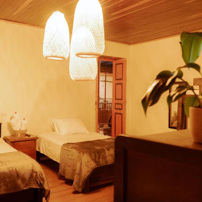 Hotel Colonial Abejorral - Habitación Familiar Estándar - 6