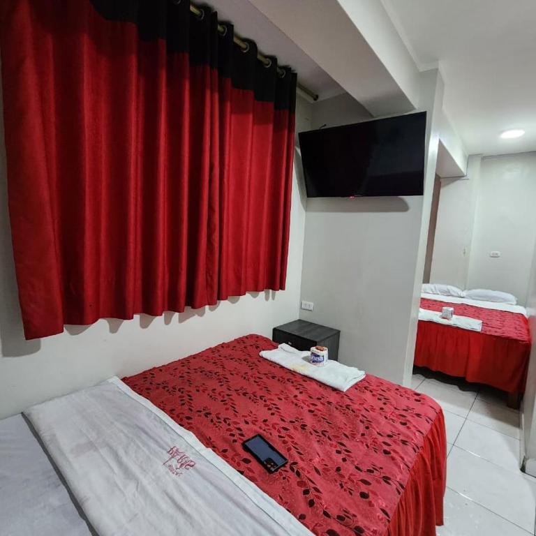 Visita Lima con excelente ubicación, wifi gratis y vistas en "Hostal Paris" - Habitación Doble con baño privado - 10