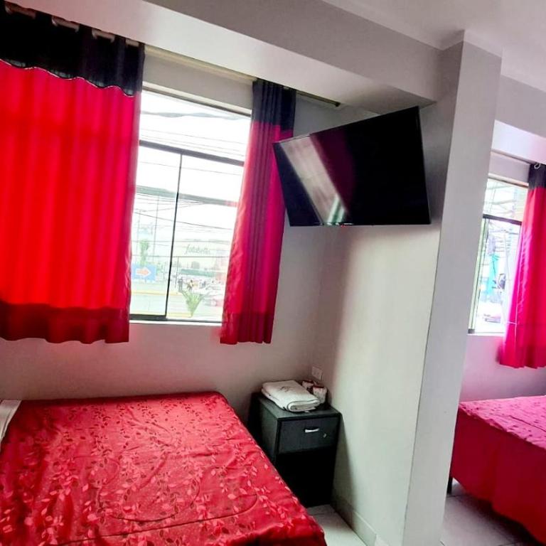 Visita Lima con excelente ubicación, wifi gratis y vistas en "Hostal Paris" - Habitación Doble con baño privado - 2