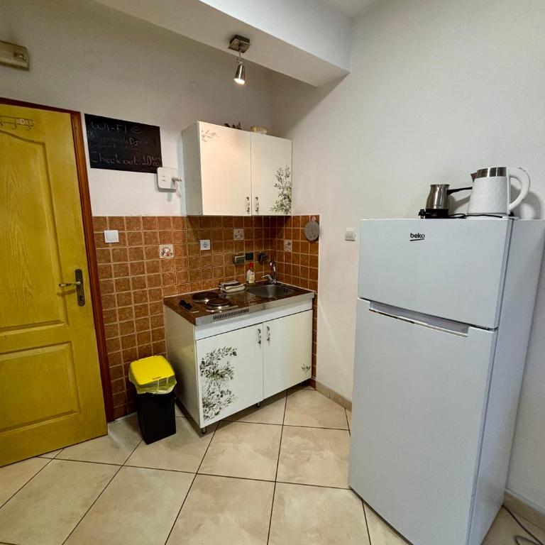 Apartments Djurovic - Double Room with Balcony and Sea View - 4