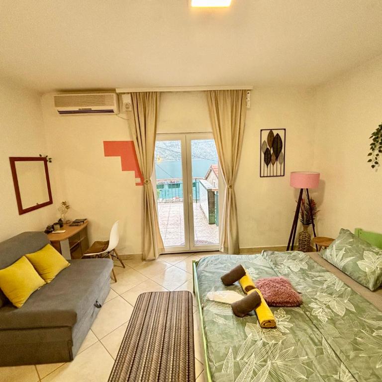 Apartments Djurovic - Double Room with Balcony and Sea View - 9