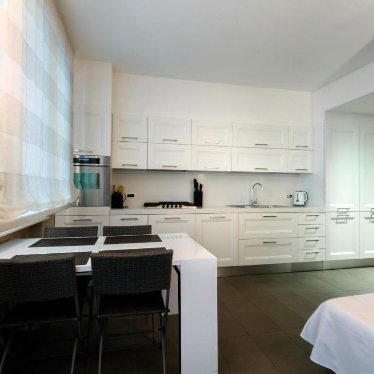 Sirmio Apartments - Primavera Stay - Deluxe Apartment with Garden and Lake View - 2