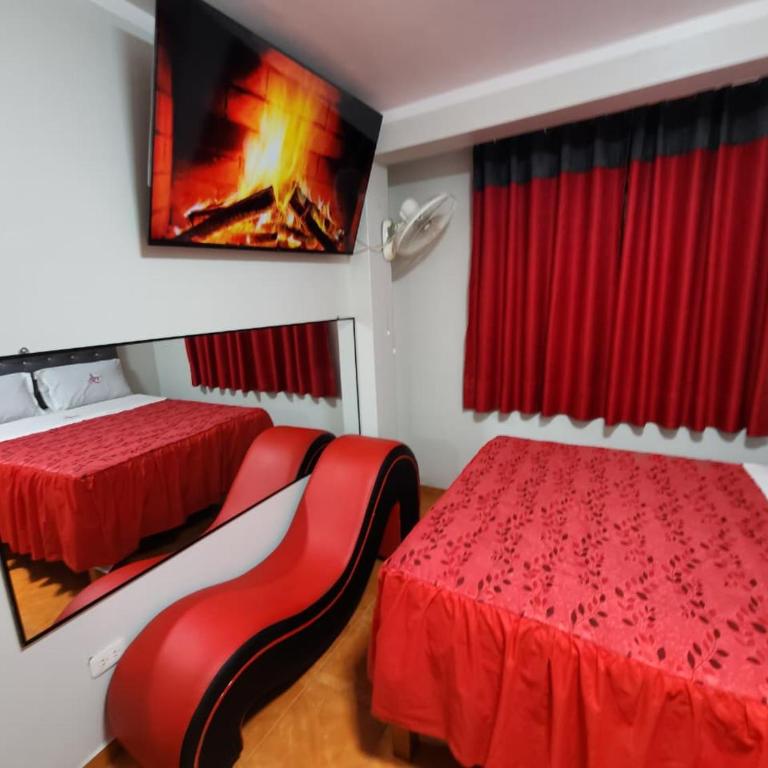 Visita Lima con excelente ubicación, wifi gratis y vistas en "Hostal Paris" - Habitación Doble con bañera de hidromasaje - 11