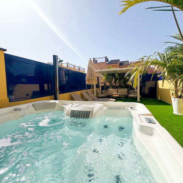 Oasis Beach Home Meloneras with jacuzzi - Four-Bedroom Vacation Home - 3
