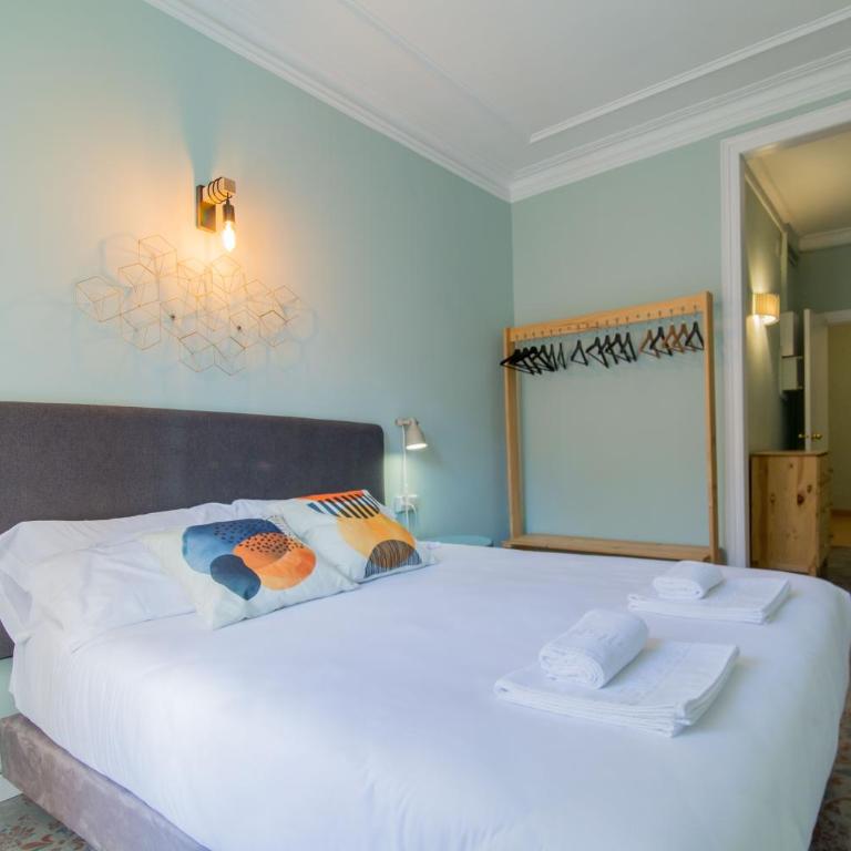 Sant Joan entresol - Three-Bedroom Apartment with Balcony - 19