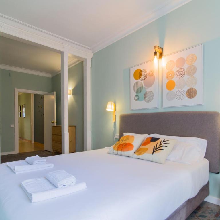 Sant Joan entresol - Three-Bedroom Apartment with Balcony - 20