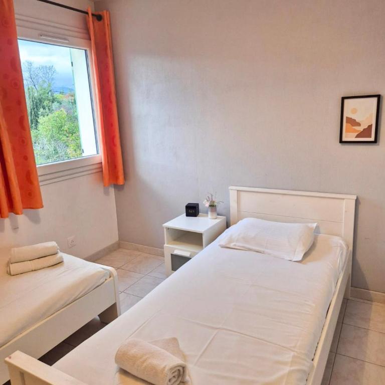 La Maison du Soleil Spacious Villa with Garden - Villa - Vue sur Jardin - 28