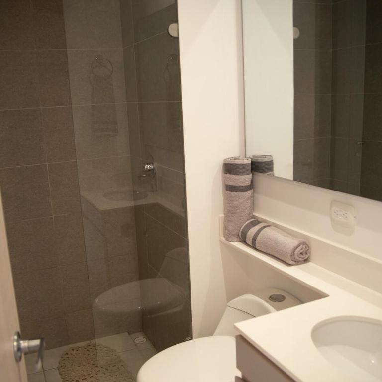 Loft Moderno con Vista a Monserrate, Cerca a Corferias Embajada USA y CAS, Petfriendly , con Parking, Centro historico y Candelaria - Apartamento de 1 dormitorio - 25