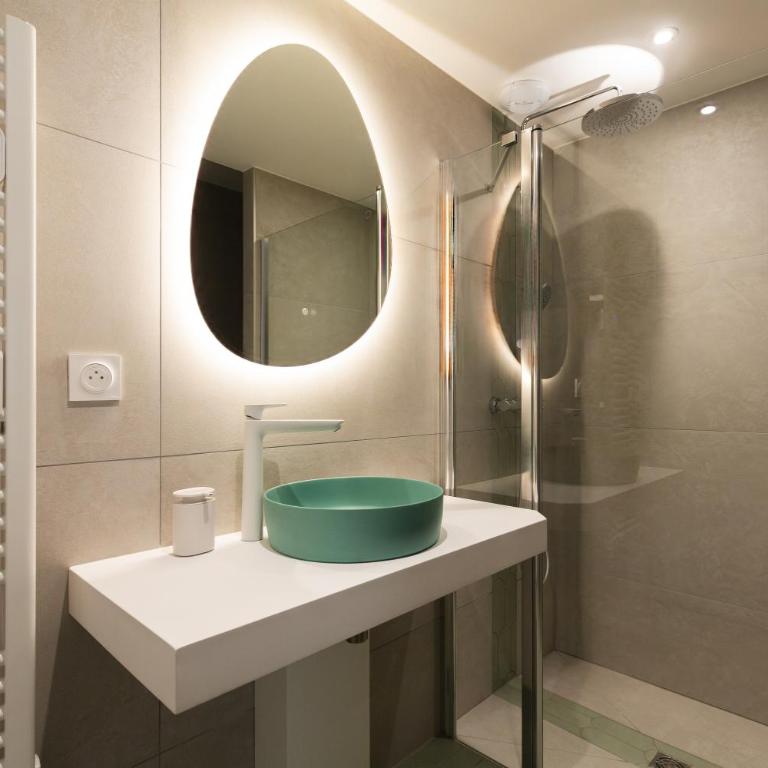 2 pièces d'architecte balcon couvert face Thermes - Appartement 1 Chambre - 12