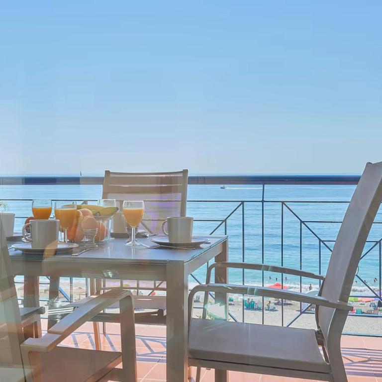 Jardines Beach Front - Two-Bedroom Apartment with Sea View - 2