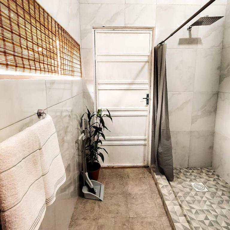 Habitación con patio pequeño a 5 min del Aeropuerto - Apartamento de 1 dormitorio - 18