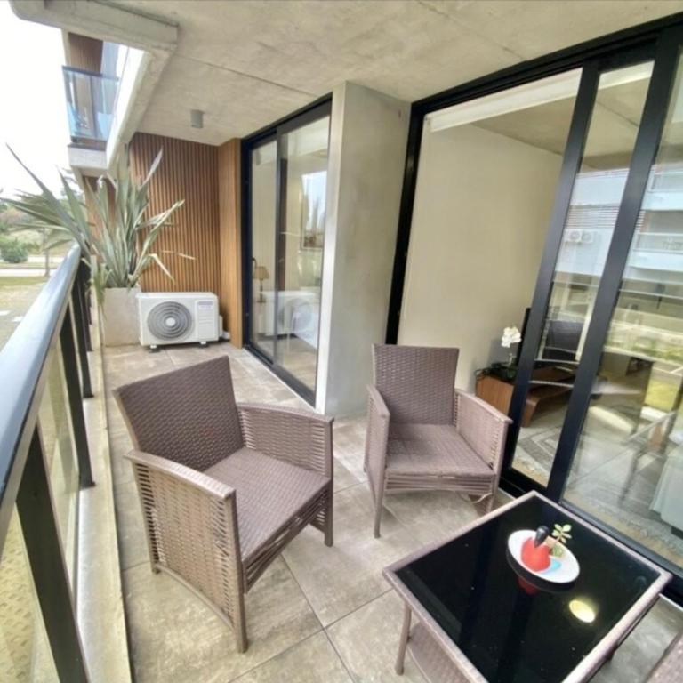 Modern beachfront apartment with pool - One-Bedroom Apartment - 5