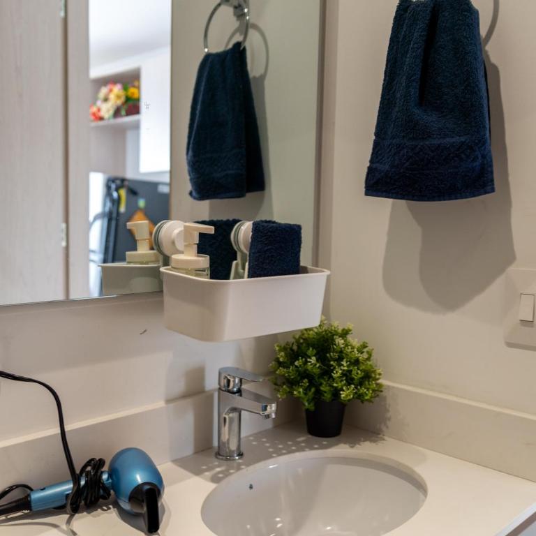 Loft Moderno con Vista a Monserrate, Cerca a Corferias Embajada USA y CAS, Petfriendly , con Parking, Centro historico y Candelaria - Apartamento de 1 dormitorio - 62