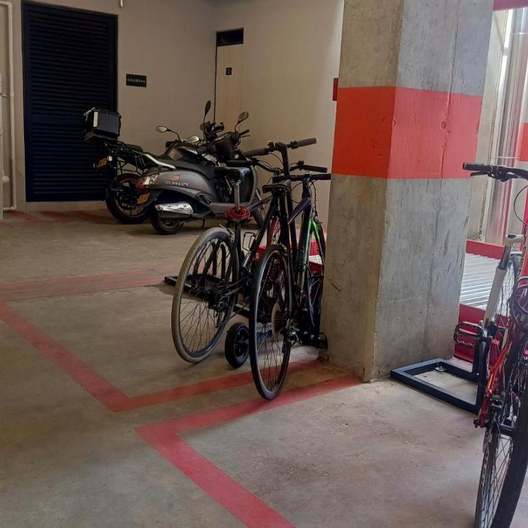 Loft Moderno con Vista a Monserrate, Cerca a Corferias Embajada USA y CAS, Petfriendly , con Parking, Centro historico y Candelaria - Apartamento de 1 dormitorio - 75