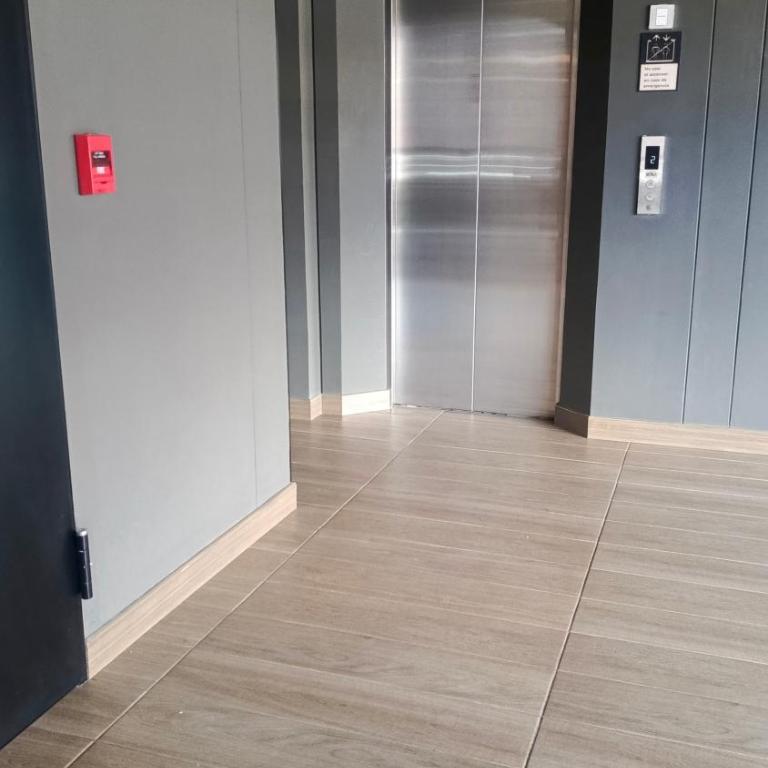 Loft Moderno con Vista a Monserrate, Cerca a Corferias Embajada USA y CAS, Petfriendly , con Parking, Centro historico y Candelaria - Apartamento de 1 dormitorio - 72