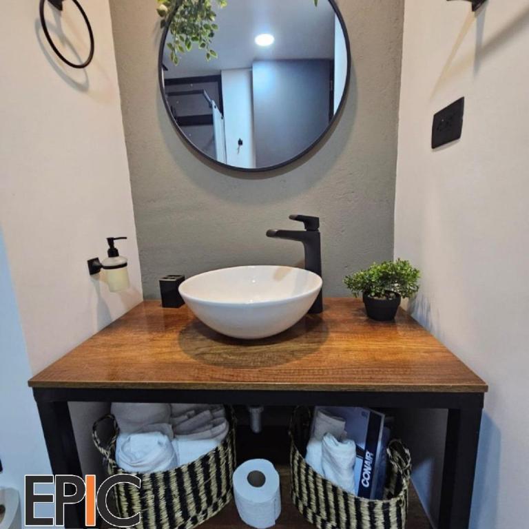Epic Suite 209 Deluxe Airport - Deluxe Queen Suite - 3
