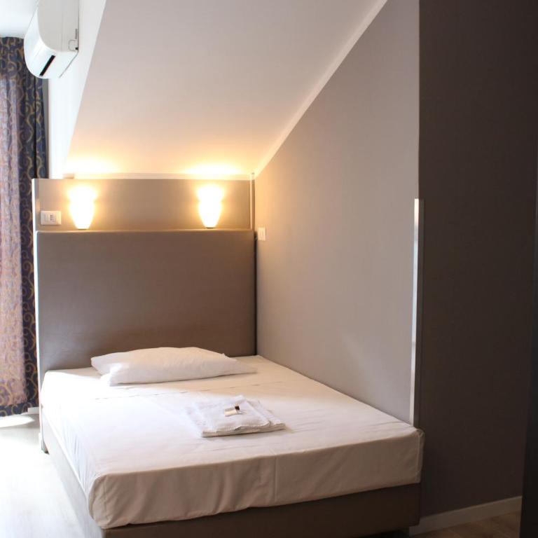 NEW GENERATION HOSTEL Navigli Milano - Camera Sestupla - 1