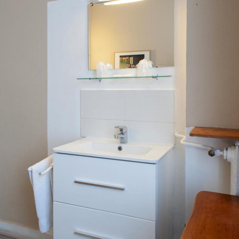 Hôtel des Facultés - Chambre Double Économique avec Douche et Toilettes Communes - 4