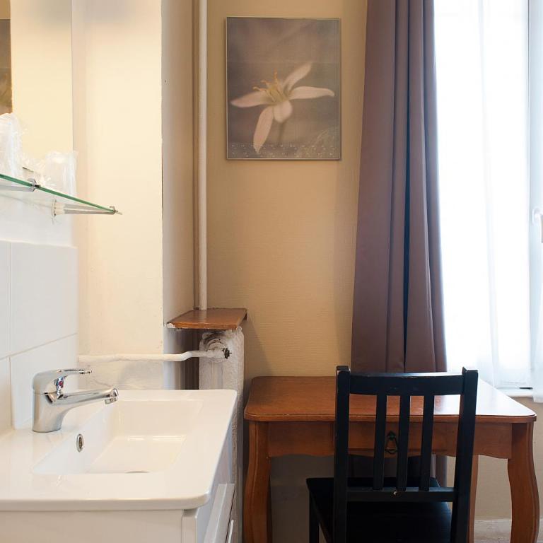 Hôtel des Facultés - Chambre Double Économique avec Douche et Toilettes Communes - 5