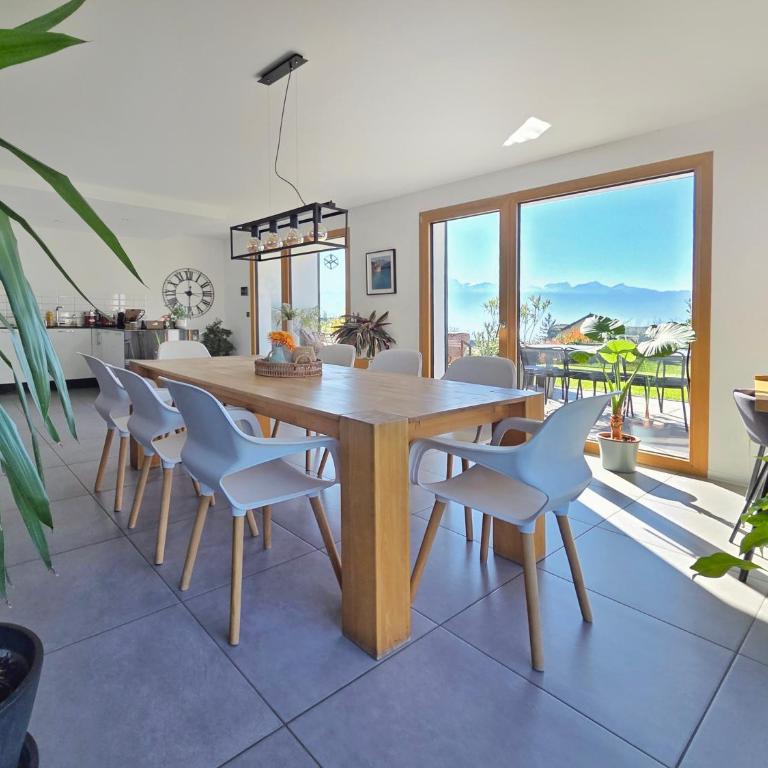 Montreux Holiday Home - Deluxe Villa - 9