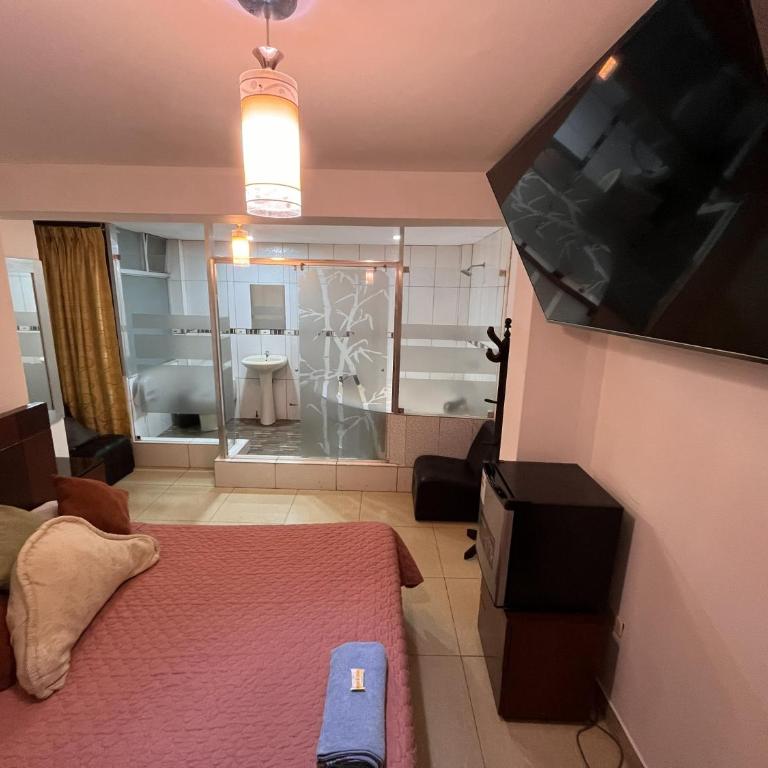 Hostal Milagros - Habitación con cama grande y bañera de hidromasaje - 3