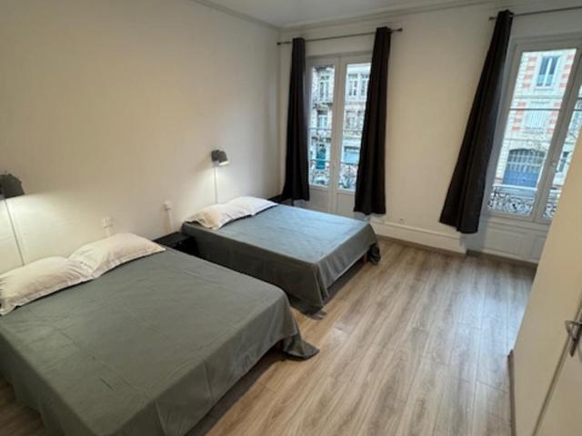 Budget Hôtel Weber - Strasbourg Centre Gare - Chambre Quadruple Classique (serviettes non incluses) - 2