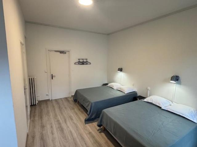 Budget Hôtel Weber - Strasbourg Centre Gare - Chambre Quadruple Classique (serviettes non incluses) - 3
