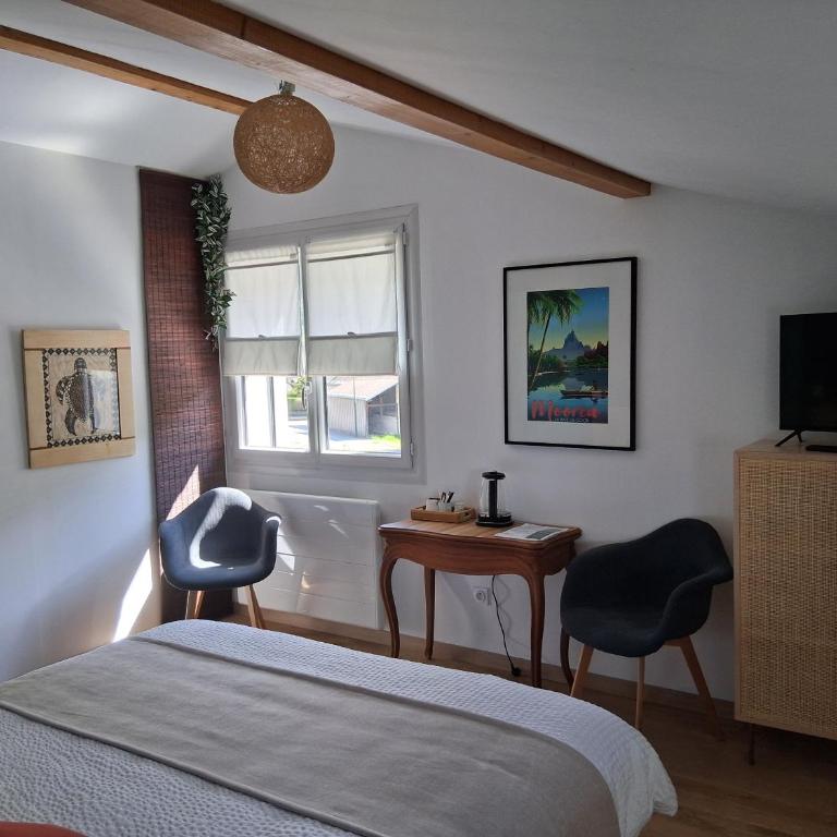 Au Ptit bonheur avec parking motos et vélos et petit déjeuner inclus - Chambre Quadruple avec Baignoire - 7
