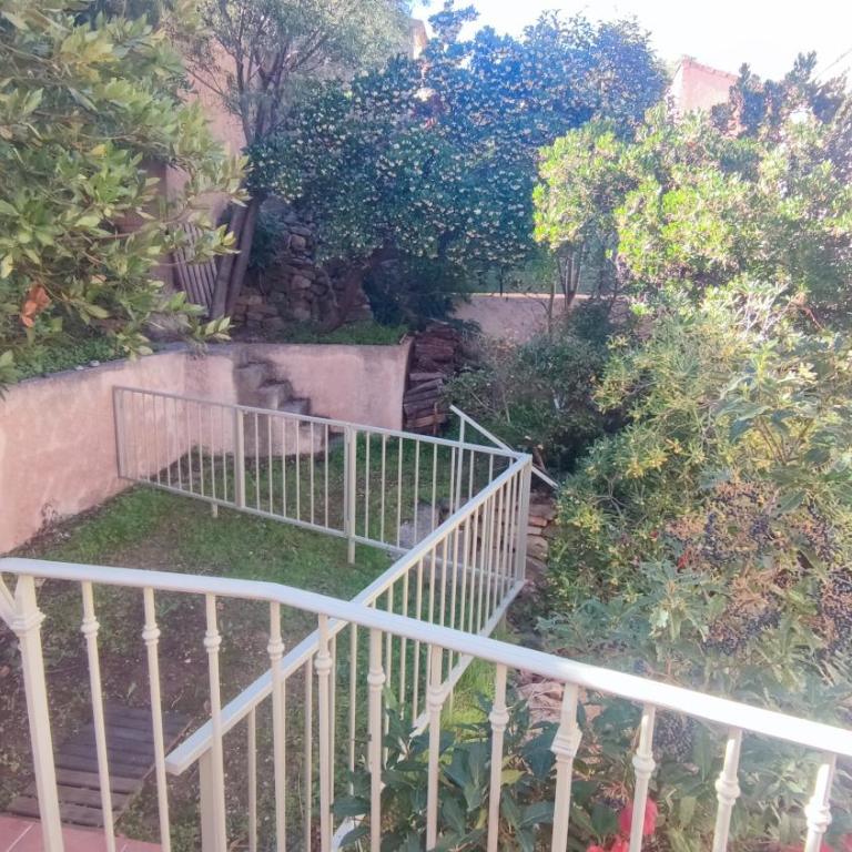 Haut de maison T3 sur Jardin - Carqueiranne - Appartement 2 Chambres - 12