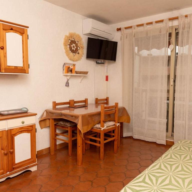 Le Lavandou: studio cabine 4p, proche plage, clim, parking - FR-1-803-81 - Estudio - 7