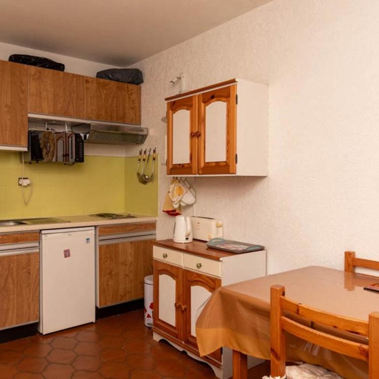 Le Lavandou: studio cabine 4p, proche plage, clim, parking - FR-1-803-81 - Estudio - 9