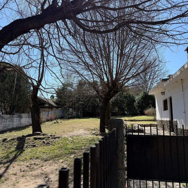 Rustic house with large patio, two blocks from the river - Casa de 3 dormitorios - 8