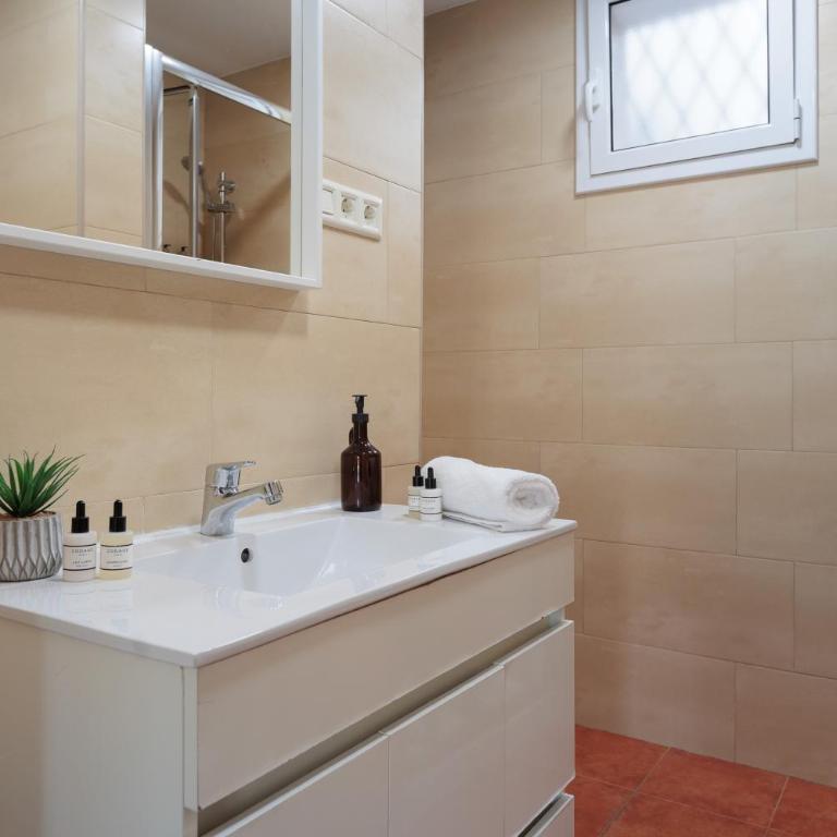Cozy and Modern Apartment in Poblenou 3 Bedrooms Perfect for 4 Guests - Three-Bedroom Standard Apartment - 7