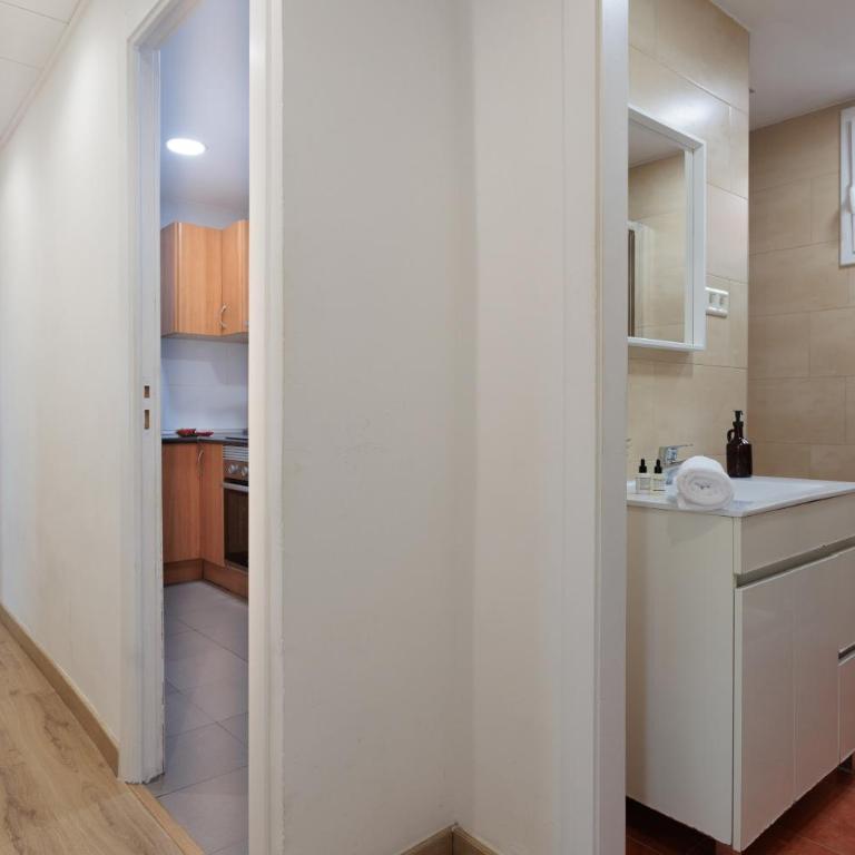 Cozy and Modern Apartment in Poblenou 3 Bedrooms Perfect for 4 Guests - Three-Bedroom Standard Apartment - 26