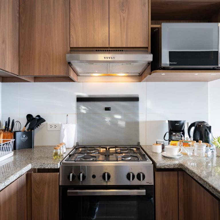 Centric Apartments by Vibrant - Three-Bedroom Apartment with Balcony - 5