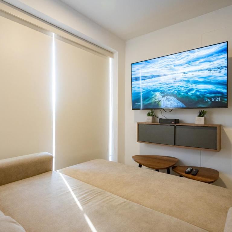 Centric Apartments by Vibrant - Three-Bedroom Apartment with Balcony - 6