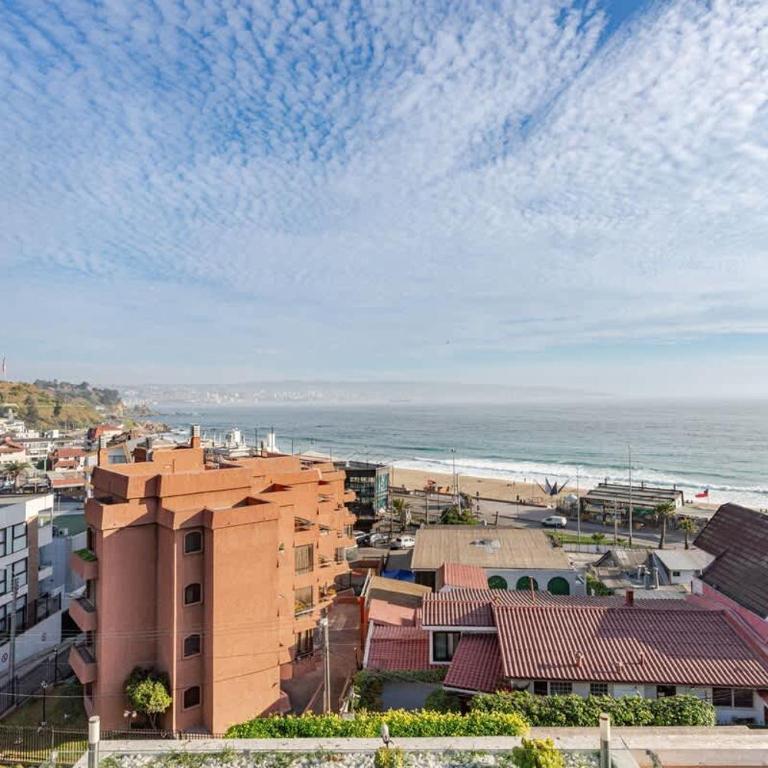 Spacious ocean view apt - 3 min walk - Apartment - 17