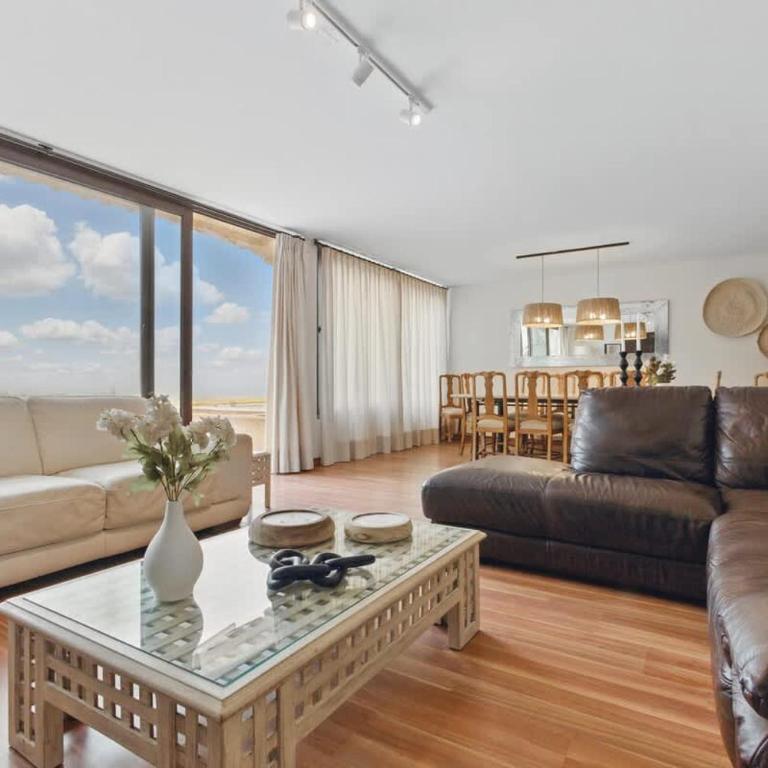 Spacious ocean view apt - 3 min walk - Apartment - 45
