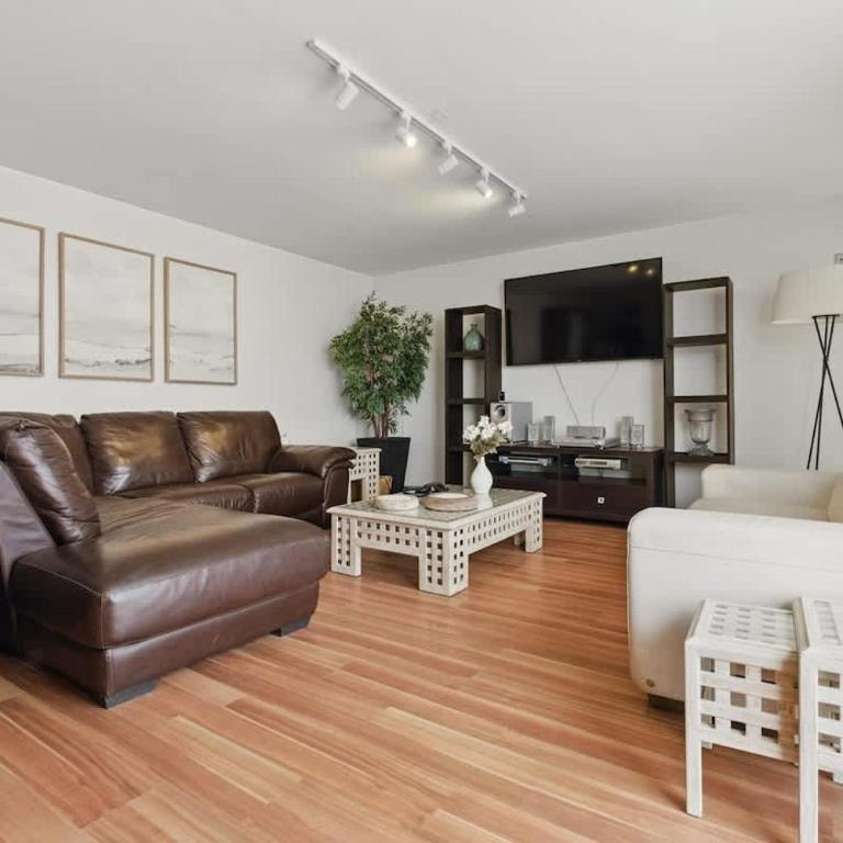 Spacious ocean view apt - 3 min walk - Apartment - 8