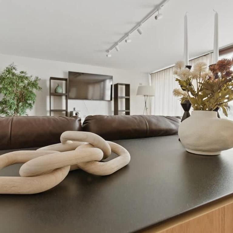 Spacious ocean view apt - 3 min walk - Apartment - 10