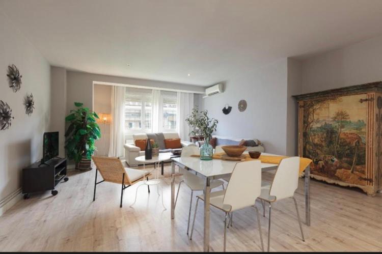 Diagonal Avenue Apartment - Three-Bedroom Apartment - 8