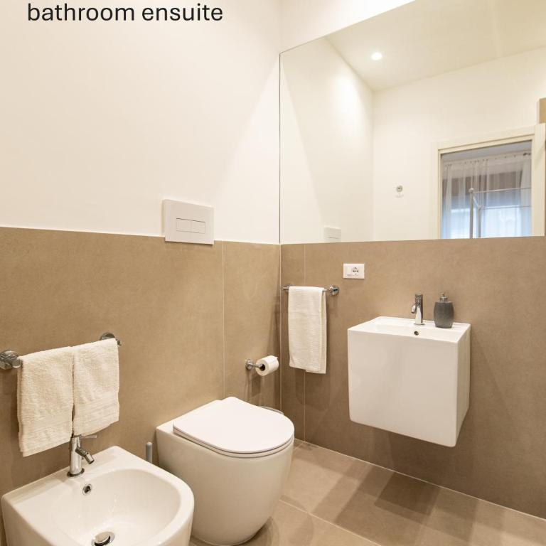 Accordi al Politeama - Camera Matrimoniale con Bagno Privato - 9