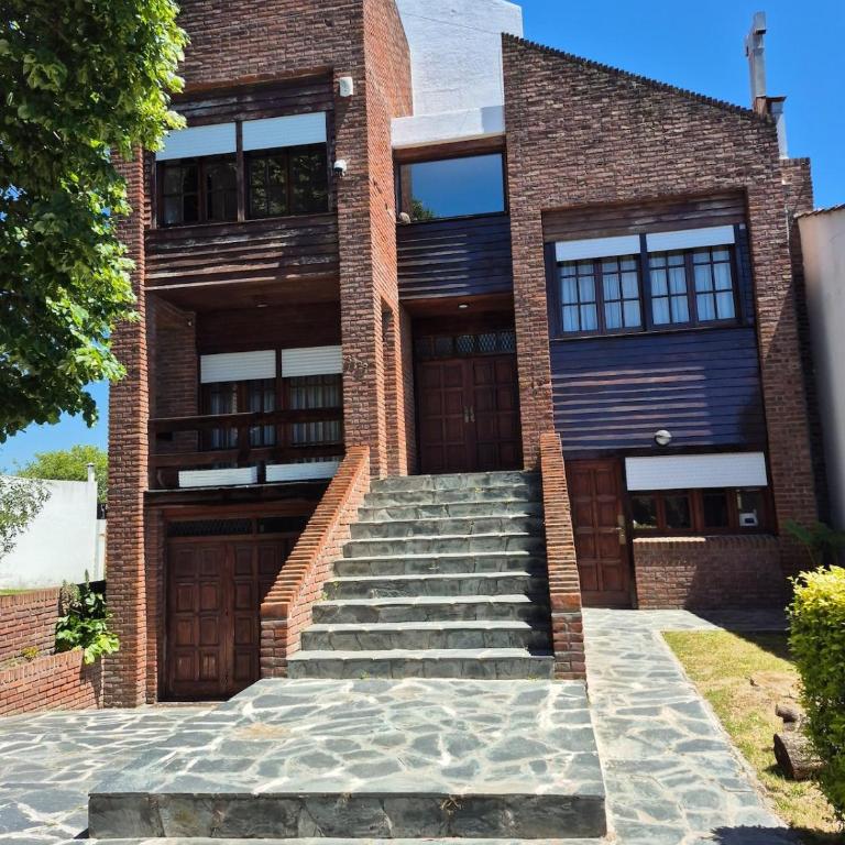 Casa con parque, 4 habitaciones, zona Villa Victoria Ocampo - Vacation Home - 1