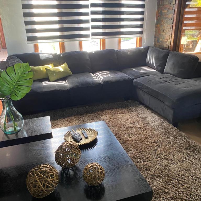 Casa con Piscina y Cama elástica - Three-Bedroom House - 44