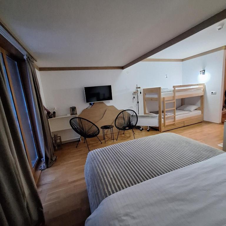 Aparthotel Vucko, depandans, U452 sa pogledom na stazu - private host - Apartment with Balcony - 6