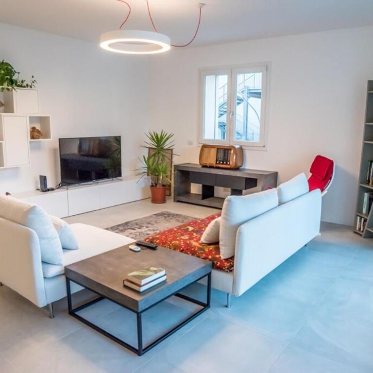 Brand New Design Apt - 2 Rooms 2 Bath 2 Carpark - Two-Bedroom Deluxe Apartment with Balcony - 1