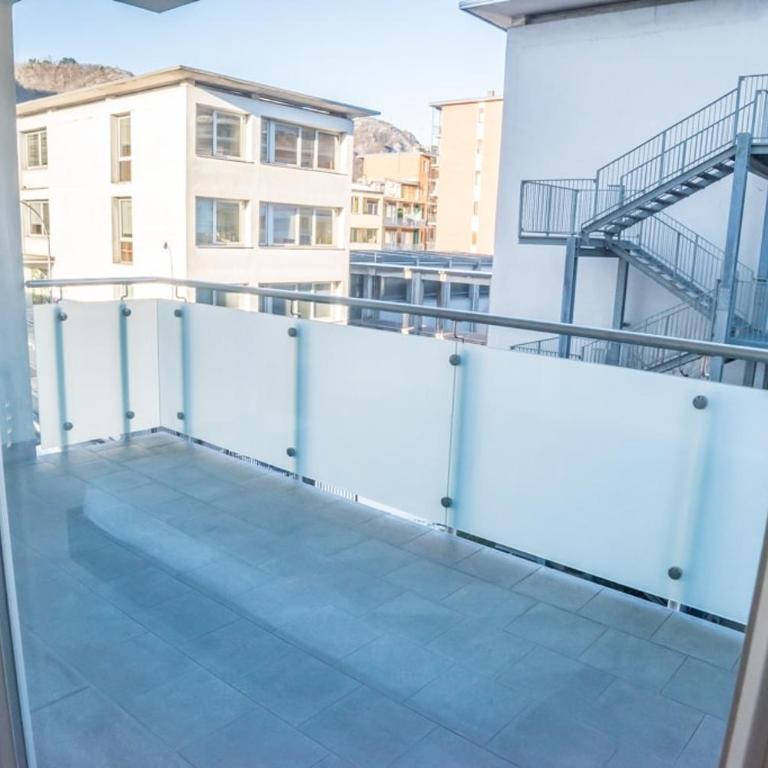 Brand New Design Apt - 2 Rooms 2 Bath 2 Carpark - Two-Bedroom Deluxe Apartment with Balcony - 2