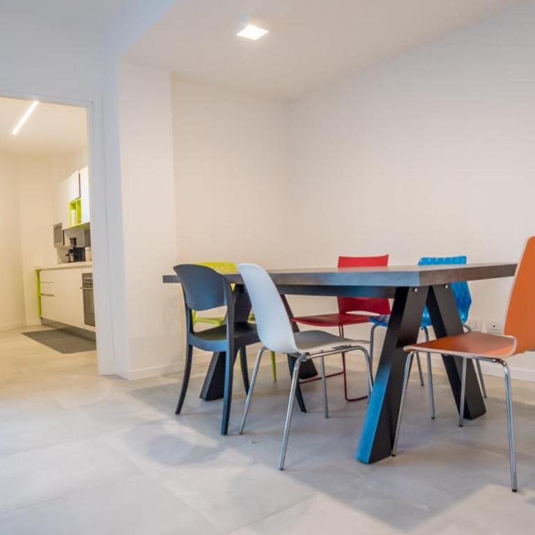 Brand New Design Apt - 2 Rooms 2 Bath 2 Carpark - Two-Bedroom Deluxe Apartment with Balcony - 4